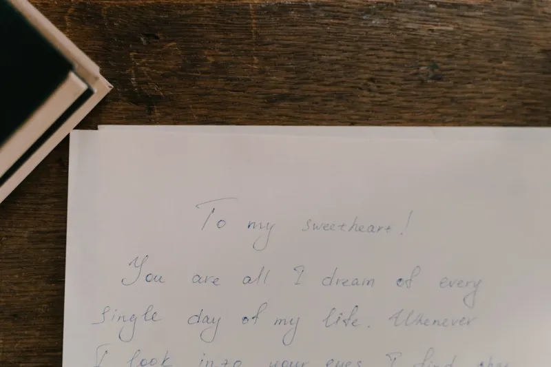Flowers, Handwritten Notes, and Actually Showing Up: The Old-School Dating Rules Making a Comeback
